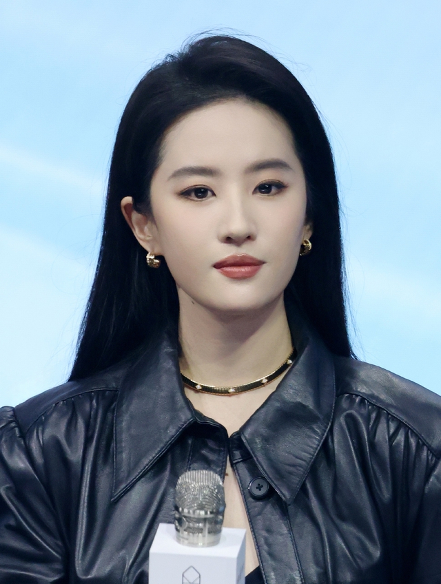 Bất ngờ trước mặt mộc của Lưu Diệc Phi- Ảnh 5. Bất ngờ trước mặt mộc của Lưu Diệc Phi- Ảnh 5.