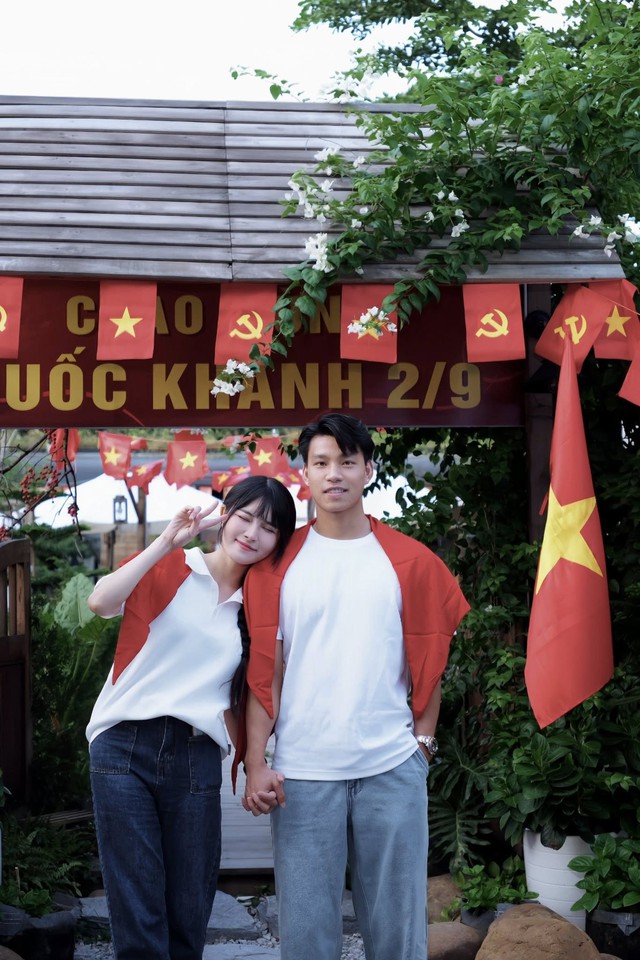 Văn Thanh và bạn gái "trâm anh thế phiệt" flex tình yêu ngọt ngào, đẹp đôi thấy mê!- Ảnh 1.