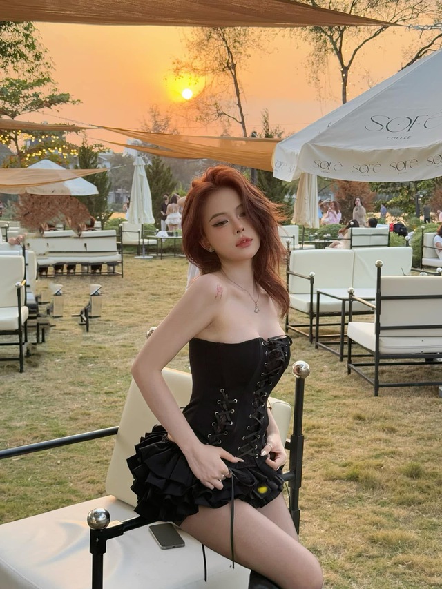 Hà Môi "bung lụa" khoe lưng trần khiến fan ngỡ ngàng- Ảnh 10. Hà Môi "bung lụa" khoe lưng trần khiến fan ngỡ ngàng- Ảnh 10.