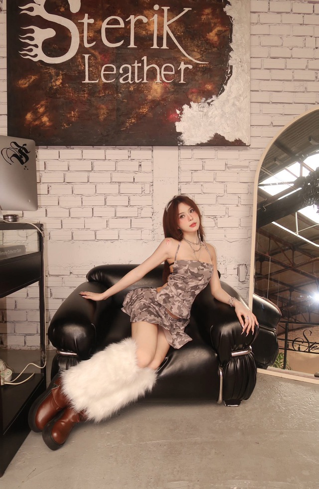 Hà Môi "bung lụa" khoe lưng trần khiến fan ngỡ ngàng- Ảnh 3. Hà Môi "bung lụa" khoe lưng trần khiến fan ngỡ ngàng- Ảnh 3.
