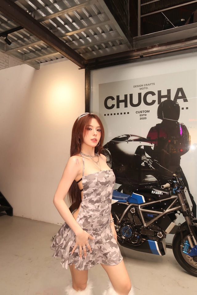 Hà Môi "bung lụa" khoe lưng trần khiến fan ngỡ ngàng- Ảnh 5. Hà Môi "bung lụa" khoe lưng trần khiến fan ngỡ ngàng- Ảnh 5.