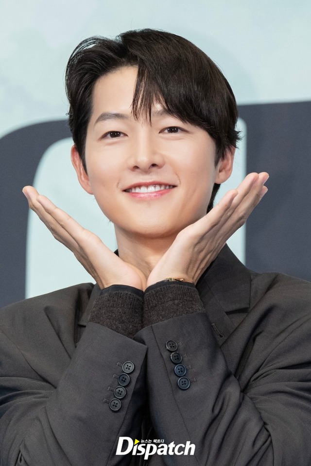 Song Joong Ki tái xuất gây ngỡ ngàng, làm "bố 2 con" mà vẫn trẻ cỡ này- Ảnh 5.