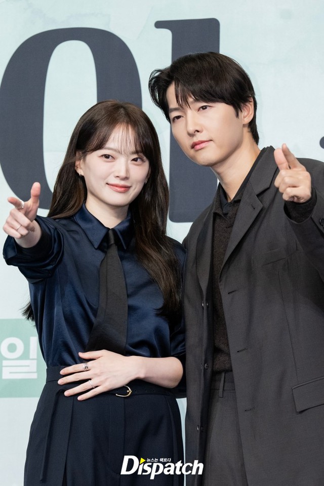 Song Joong Ki tái xuất gây ngỡ ngàng, làm "bố 2 con" mà vẫn trẻ cỡ này- Ảnh 8.