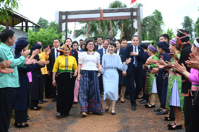 Cách chọn trang phục và túi xách tinh tế, "rất Việt Nam" của Phu nhân Thủ tướng Phạm Minh Chính- Ảnh 9. Cách chọn trang phục và túi xách tinh tế, "rất Việt Nam" của Phu nhân Thủ tướng Phạm Minh Chính- Ảnh 9.