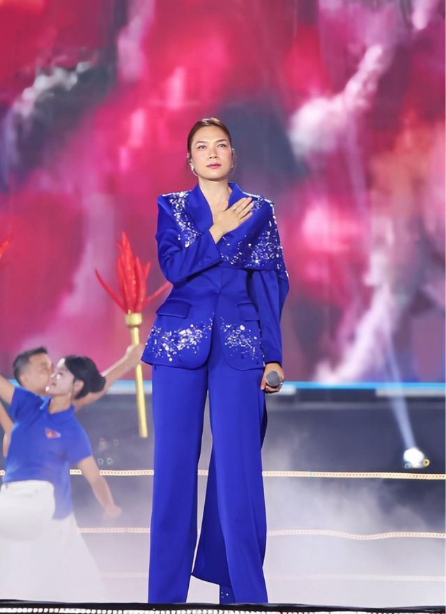 Chạy show Đại lễ như Mỹ Tâm: Từ Mỹ Đình đến Quảng trường Ba Đình rồi Ninh Bình, hát ở đâu “gây bão” ở đó- Ảnh 3.
