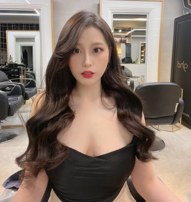 Khoe loạt ảnh selfie trên máy bay, nàng hot girl gây bão cõi mạng, hóa ra là cái tên cực kỳ nổi tiếng- Ảnh 5.