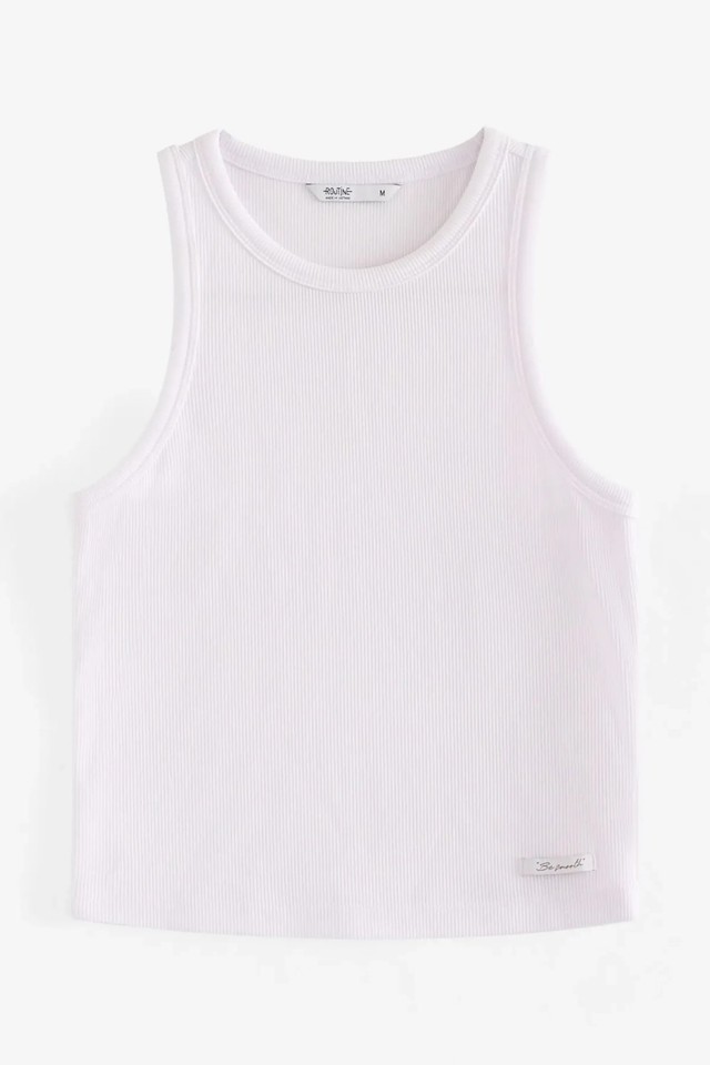 Phải thừa nhận: Tank top là item đỉnh nhất trong tủ đồ lúc này!- Ảnh 33.