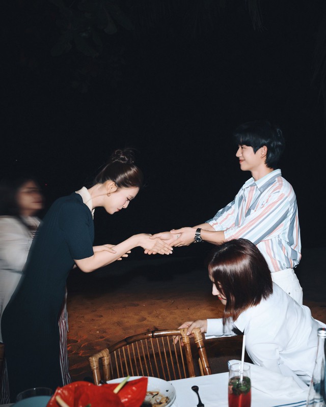 Tiểu Vy và nam thần Jung Hae In gặp gỡ: Event thời trang ngỡ poster phim thanh xuân- Ảnh 3. Tiểu Vy và nam thần Jung Hae In gặp gỡ: Event thời trang ngỡ poster phim thanh xuân- Ảnh 3.