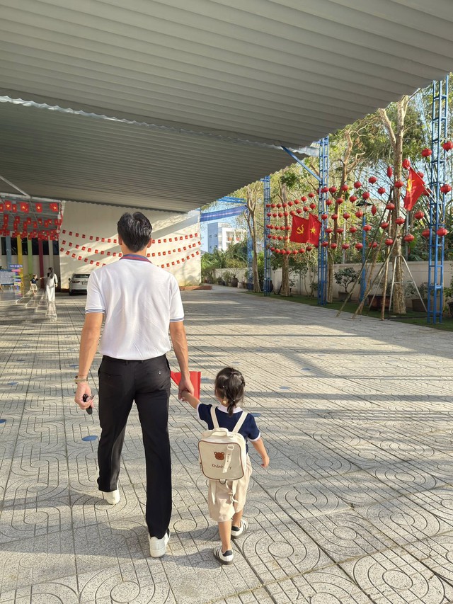 Quế Ngọc Hải nắm tay con gái đến lớp ngày khai giảng, trên sân bản lĩnh, về nhà chuẩn người đàn ông của gia đình- Ảnh 4.
