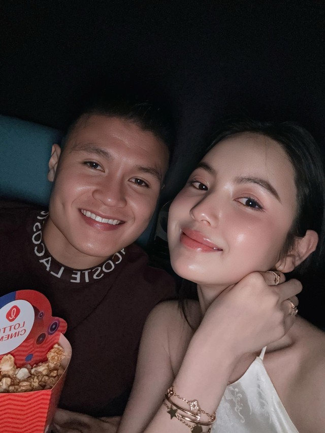 Chu Thanh Huyền yểu điệu khoác tay Quang Hải, "trốn con" đi xem Mưa Đỏ, khoảnh khắc ngọt ngào gây sốt!- Ảnh 2.