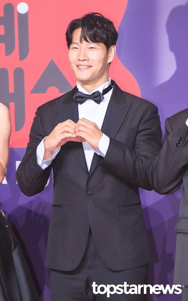 Kim Jong Kook cưới gấp, chặn mọi hình ảnh vì cô dâu "chạy bầu"?- Ảnh 1. Kim Jong Kook cưới gấp, chặn mọi hình ảnh vì cô dâu "chạy bầu"?- Ảnh 1.