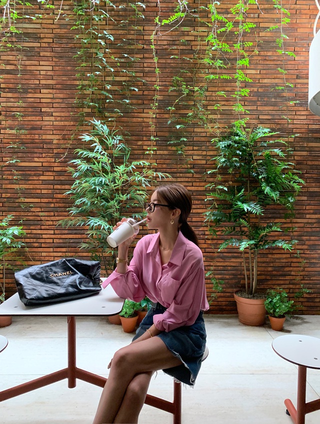 10 set áo sơ mi mùa thu giúp bạn mặc đẹp xuất sắc hơn hẳn năm ngoái- Ảnh 2.