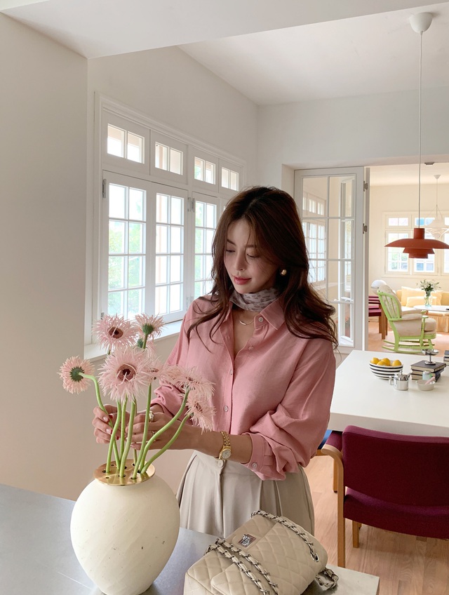 10 set áo sơ mi mùa thu giúp bạn mặc đẹp xuất sắc hơn hẳn năm ngoái- Ảnh 9.