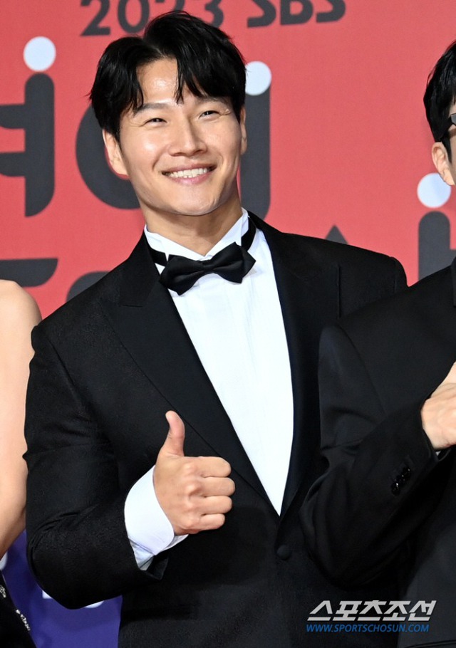 Kim Jong Kook cưới gấp, chặn mọi hình ảnh vì cô dâu "chạy bầu"?- Ảnh 2. Kim Jong Kook cưới gấp, chặn mọi hình ảnh vì cô dâu "chạy bầu"?- Ảnh 2.
