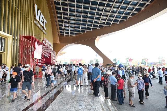 Hot nhất cuối tuần này: Trung tâm triển lãm quốc gia tiếp tục hút khách đông nghịt như đang nghỉ lễ- Ảnh 4. Hot nhất cuối tuần này: Trung tâm triển lãm quốc gia tiếp tục hút khách đông nghịt như đang nghỉ lễ- Ảnh 4.