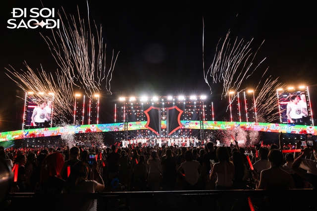 NSND Tự Long lẫn SOOBIN biểu diễn trong im lặng, concert Chông Gai D-7 liên tục gặp sự cố âm thanh khiến fan than trời- Ảnh 1.