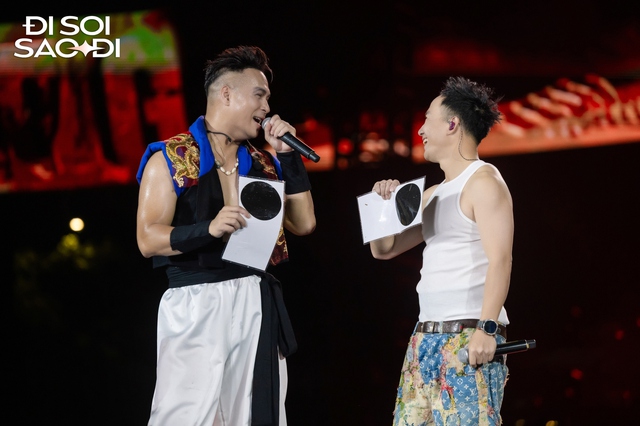 NSND Tự Long lẫn SOOBIN biểu diễn trong im lặng, concert Chông Gai D-7 liên tục gặp sự cố âm thanh khiến fan than trời- Ảnh 2.
