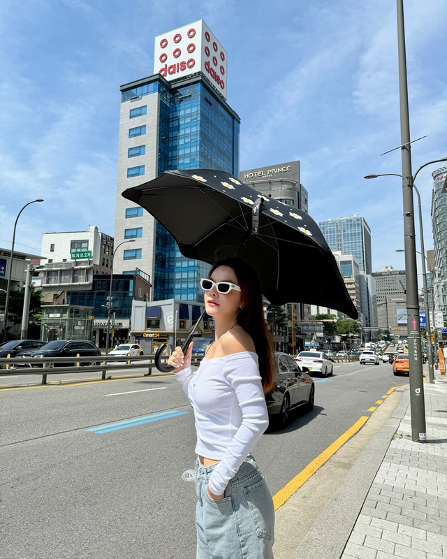 Ngoài 40 tuổi, phong cách thời trang của Phạm Quỳnh Anh ngày càng trẻ ra- Ảnh 1.