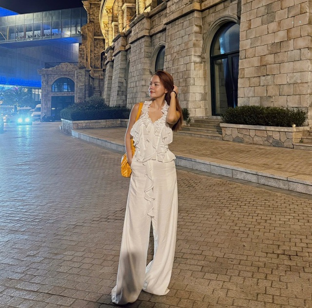 Ngoài 40 tuổi, phong cách thời trang của Phạm Quỳnh Anh ngày càng trẻ ra- Ảnh 8.