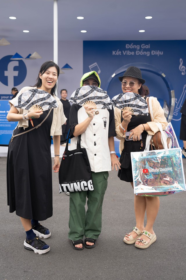 Hàng nghìn khán giả đội mưa chụp ảnh cùng Bùi Công Nam trong concert "Anh Trai Vượt Ngàn Chông Gai" - Ảnh 5.