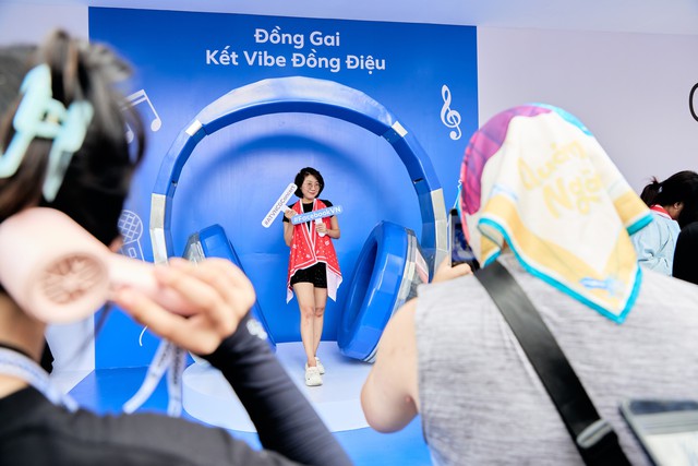 Hàng nghìn khán giả đội mưa chụp ảnh cùng Bùi Công Nam trong concert "Anh Trai Vượt Ngàn Chông Gai" - Ảnh 6.