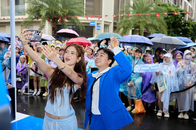 Hàng nghìn khán giả đội mưa chụp ảnh cùng Bùi Công Nam trong concert "Anh Trai Vượt Ngàn Chông Gai" - Ảnh 3.