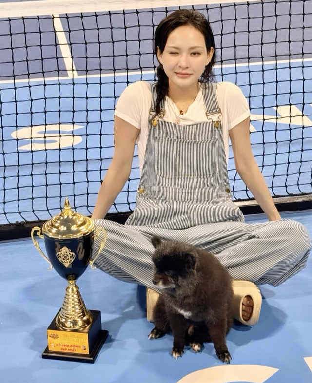 Hiền Hồ khoe cúp pickleball nhưng đọc danh hiệu thì té ngửa- Ảnh 1.