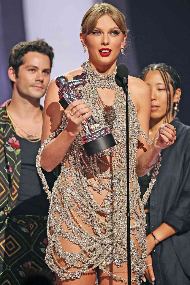 VMAs 2025: Rosé - Lisa (BLACKPINK) nắm tay nhau làm nên lịch sử, Taylor Swift “trắng tay”- Ảnh 7.