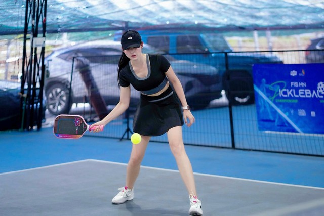 Á hậu Huyền My chăm tập thể thao hết cỡ: Từ pickleball, golf đến yoga đều "cân đẹp", bảo sao dáng nuột nà đến thế- Ảnh 3.