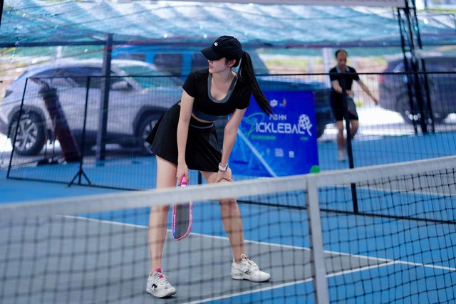 Á hậu Huyền My chăm tập thể thao hết cỡ: Từ pickleball, golf đến yoga đều "cân đẹp", bảo sao dáng nuột nà đến thế- Ảnh 1.
