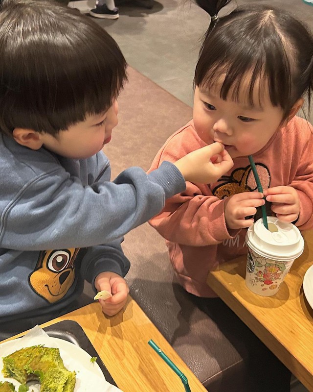 Bố mẹ thông thái không dạy con kiểu ép buộc phải nhường nhịn đồ của mình cho người khác- Ảnh 3.