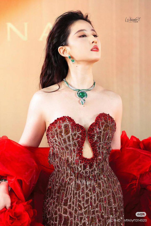 Lưu Diệc Phi đeo cả căn nhà trên cổ, nghi lộ thái độ "thượng đẳng" không coi đồng nghiệp ra gì- Ảnh 5. Lưu Diệc Phi đeo cả căn nhà trên cổ, nghi lộ thái độ "thượng đẳng" không coi đồng nghiệp ra gì- Ảnh 5.