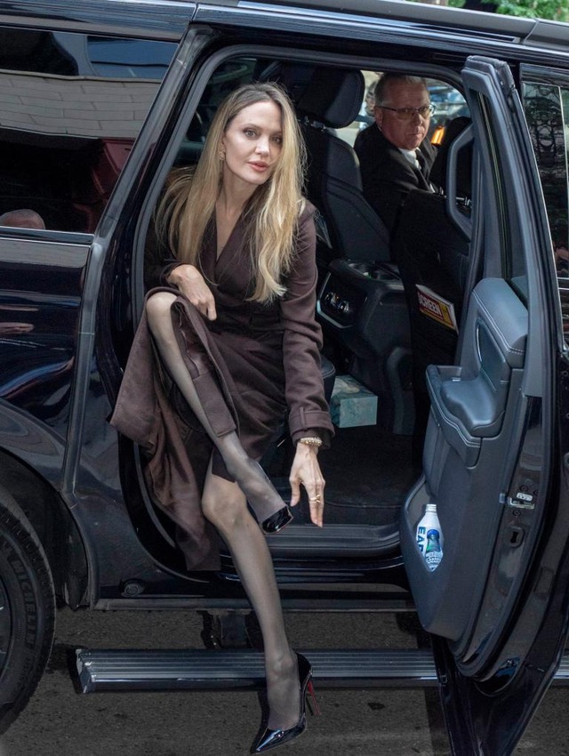 Angelina Jolie tái hiện màn khoe chân dài miên man đình đám 1 thời, "đại náo" cả thảm đỏ LHP Toronto- Ảnh 1.