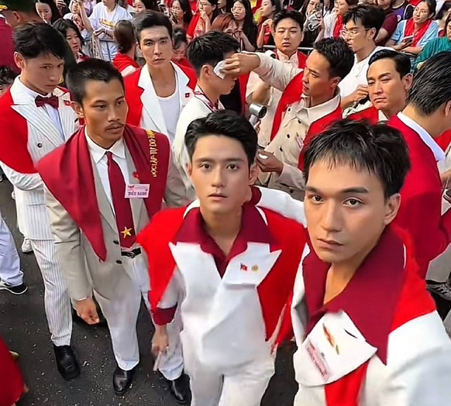 Cặp đôi gây bất ngờ nhất Mưa Đỏ: Ban đầu ghét nhau không buồn nói, giờ bám dính 24/7- Ảnh 5.