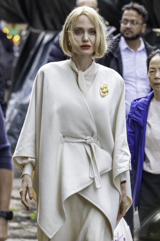 Angelina Jolie tái hiện màn khoe chân dài miên man đình đám 1 thời, "đại náo" cả thảm đỏ LHP Toronto- Ảnh 7.