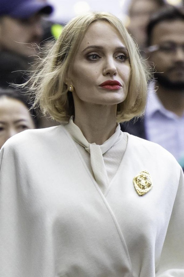 Angelina Jolie tái hiện màn khoe chân dài miên man đình đám 1 thời, "đại náo" cả thảm đỏ LHP Toronto- Ảnh 6.
