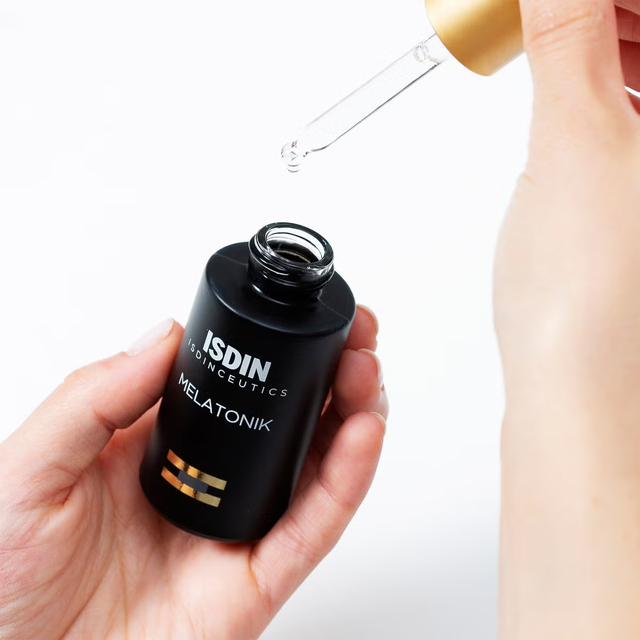 10 serum "cải lão hoàn đồng" bác sĩ da liễu khen: Xóa nhăn đỉnh, hack da căng mịn như miếng mochi- Ảnh 1. 10 serum "cải lão hoàn đồng" bác sĩ da liễu khen: Xóa nhăn đỉnh, hack da căng mịn như miếng mochi- Ảnh 1.