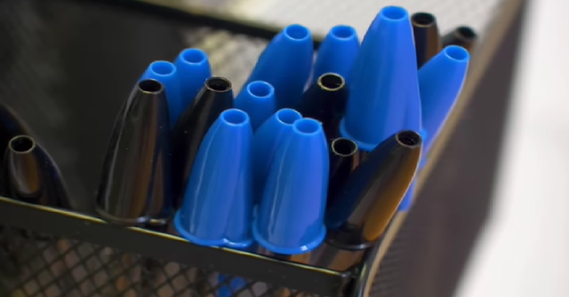 90% người dùng không biết công dụng của chiếc lỗ nhỏ trên nắp bút bi- Ảnh 1.