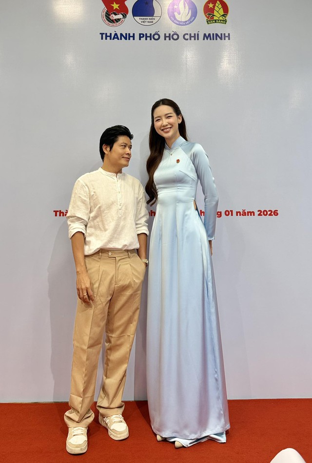 Khung hình gây náo loạn đầu năm của Hoa hậu cao nhất Việt Nam và nhạc sĩ Nguyễn Văn Chung- Ảnh 1.