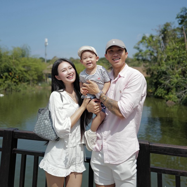 Khép lại 2025 đầy drama, Đoàn Văn Hậu - Doãn Hải My chào 2026 bằng khung hình cực ngọt, gấp 3 visual đỉnh chóp!- Ảnh 1.