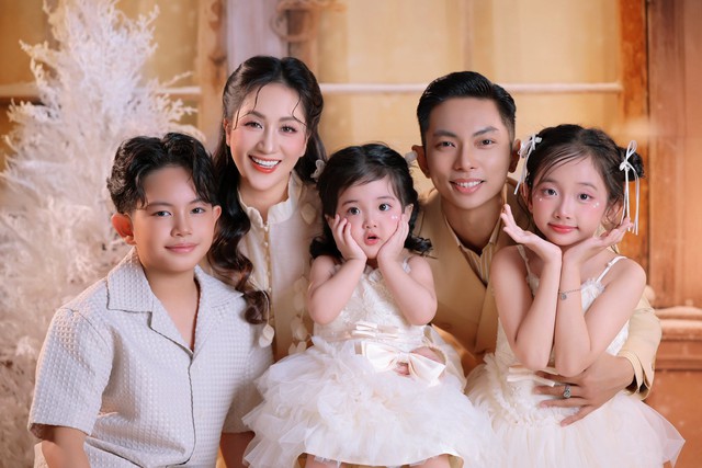 Nhà Khánh Thi - Phan Hiển toàn cực phẩm: Bộ ảnh đầu năm xịn xò, visual 3 "cậu ấm câu chiêu" hot hơn bố mẹ!- Ảnh 1.