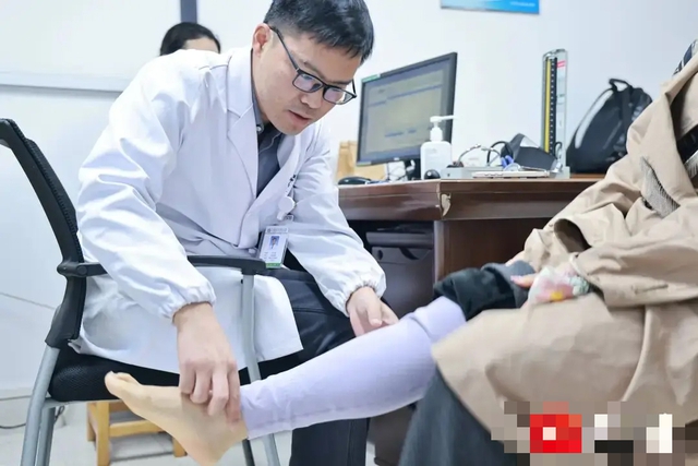 Người phụ nữ 37 tuổi bị cục máu đông suýt chết do uống 1 thứ trị mụn hơn 1 tháng - Ảnh 1.