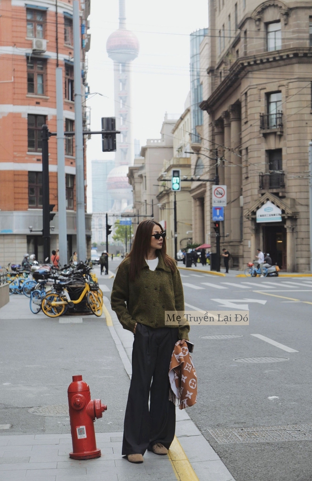 Mẹ tôi bảo: Quần ống rộng đẹp nhất là khi mặc cùng 5 kiểu áo này- Ảnh 5.