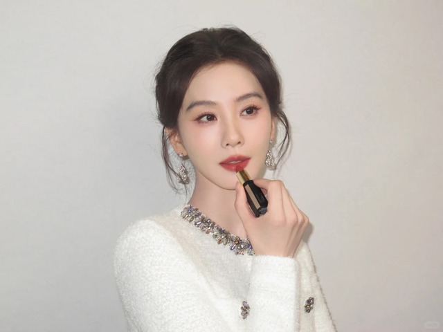 3 màu son khai vận 2026: Tô lên là sang, cười lên là lộc- Ảnh 1. 3 màu son khai vận 2026: Tô lên là sang, cười lên là lộc- Ảnh 1.