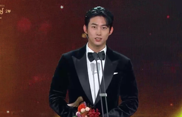 Màn tỏ tình đẹp nhất đêm giao thừa: Nhìn chú rể nóng bỏng thế này chẳng trách cô dâu lại “mê như điếu đổ”- Ảnh 1.