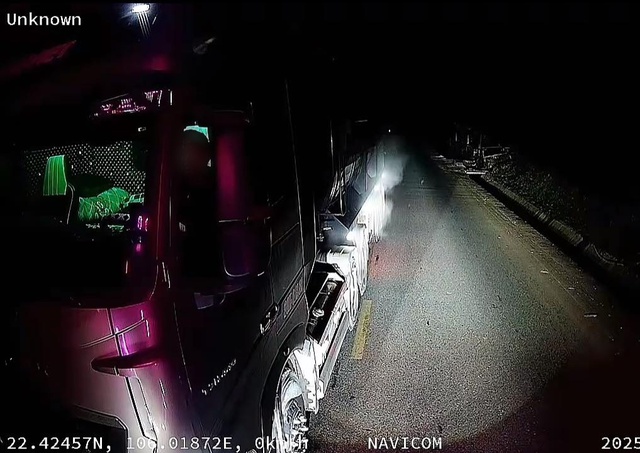 Nữ TikToker lái container, chặn đầu xe khác vì nghi bị trêu ghẹo: Công an vào cuộc, hé lộ mức hình phạt- Ảnh 1.