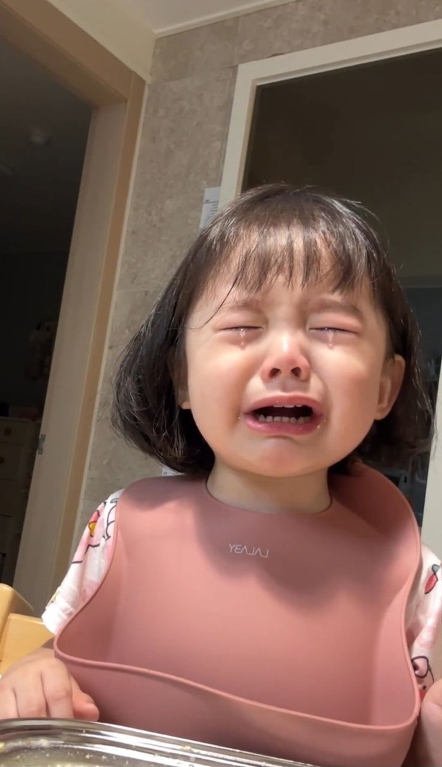 Bé nhìn thấy một người nào đó bỗng dưng òa khóc? Bố mẹ đừng chủ quan cho là chỉ "sợ người lạ"- Ảnh 4.