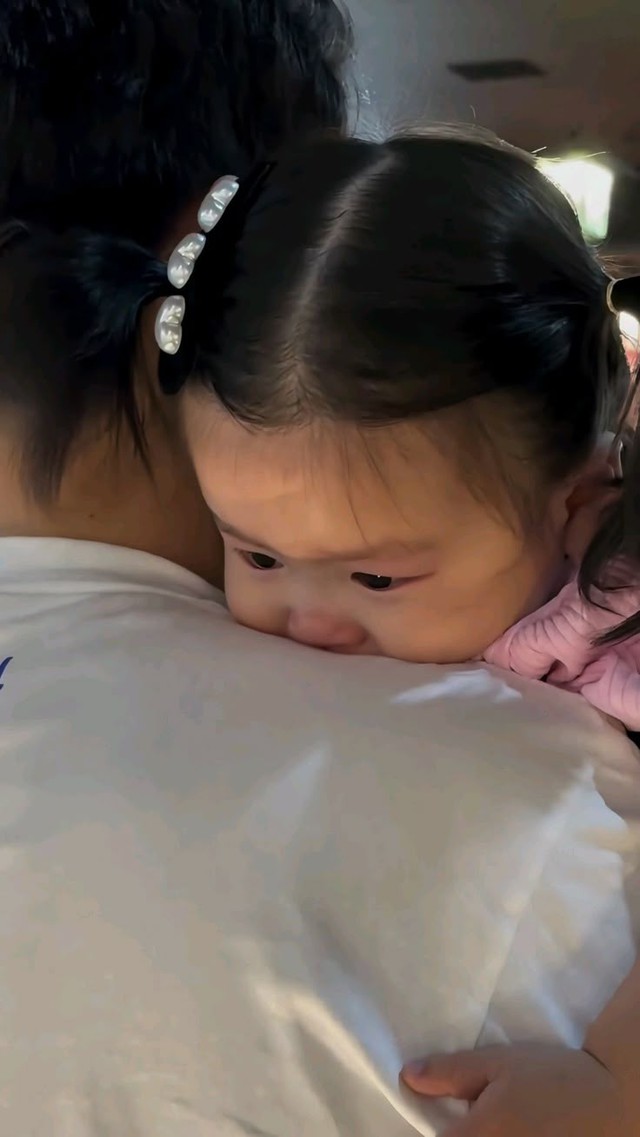 Bé nhìn thấy một người nào đó bỗng dưng òa khóc? Bố mẹ đừng chủ quan cho là chỉ "sợ người lạ"- Ảnh 3.