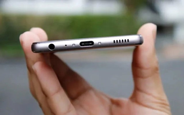 Hơn 90% người dùng smartphone không biết công dụng của chiếc lỗ nhỏ bên cạnh cổng sạc- Ảnh 1.
