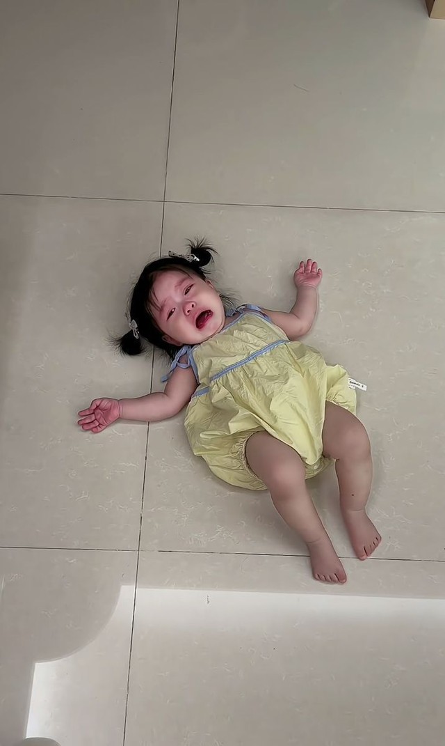 Bé nhìn thấy một người nào đó bỗng dưng òa khóc? Bố mẹ đừng chủ quan cho là chỉ "sợ người lạ"- Ảnh 2.